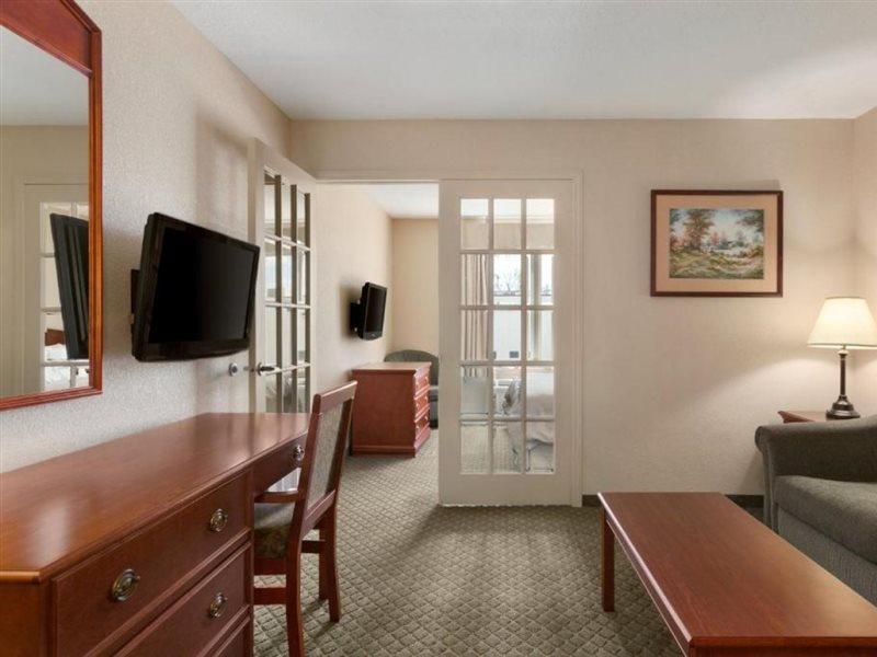 Days Inn & Suites By Wyndham Уинклер Экстерьер фото