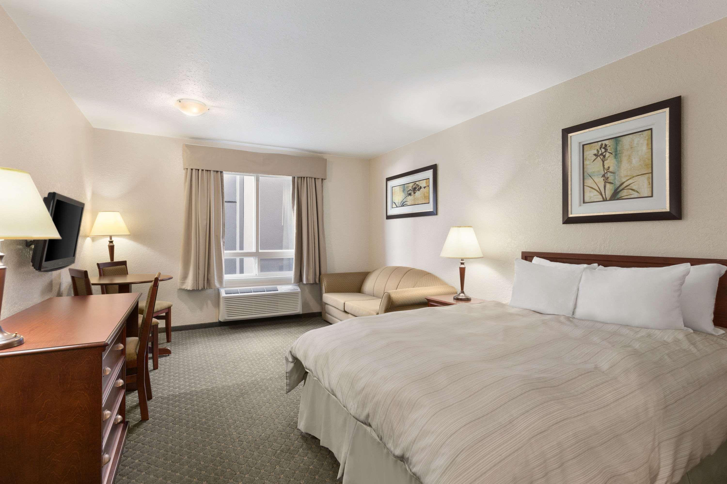 Days Inn & Suites By Wyndham Уинклер Экстерьер фото