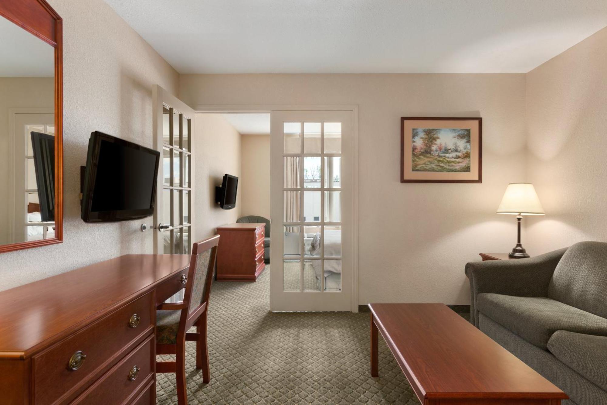Days Inn & Suites By Wyndham Уинклер Экстерьер фото