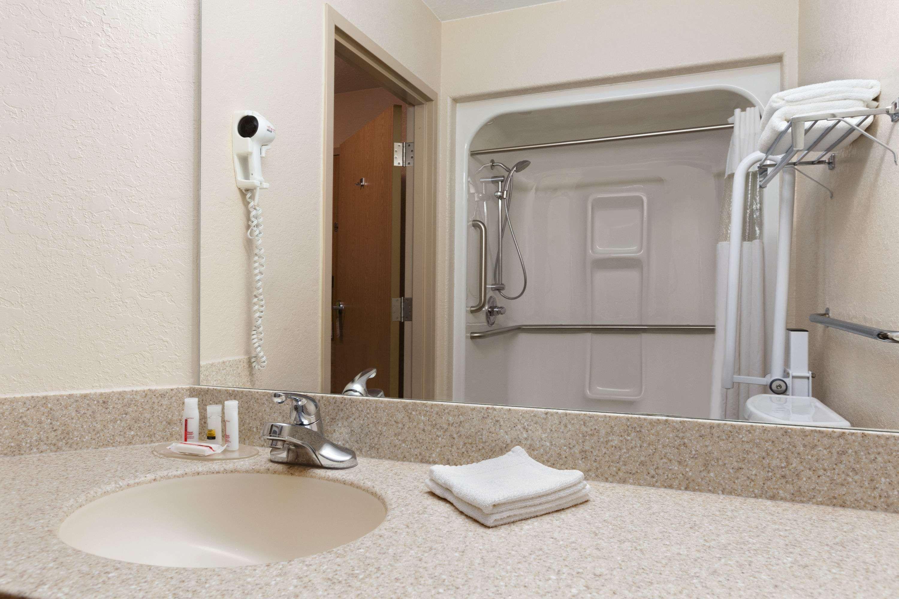 Days Inn & Suites By Wyndham Уинклер Экстерьер фото