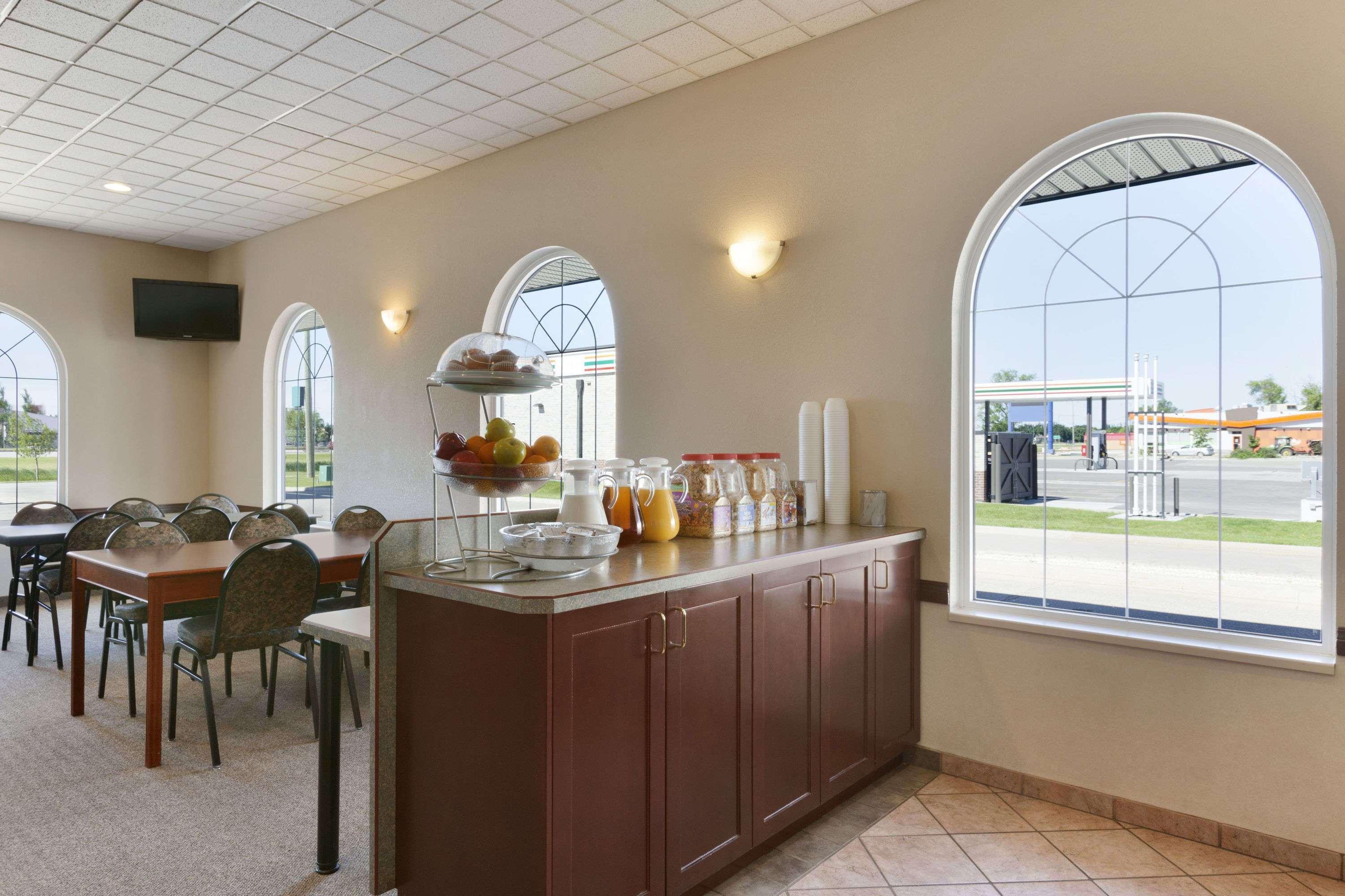 Days Inn & Suites By Wyndham Уинклер Экстерьер фото