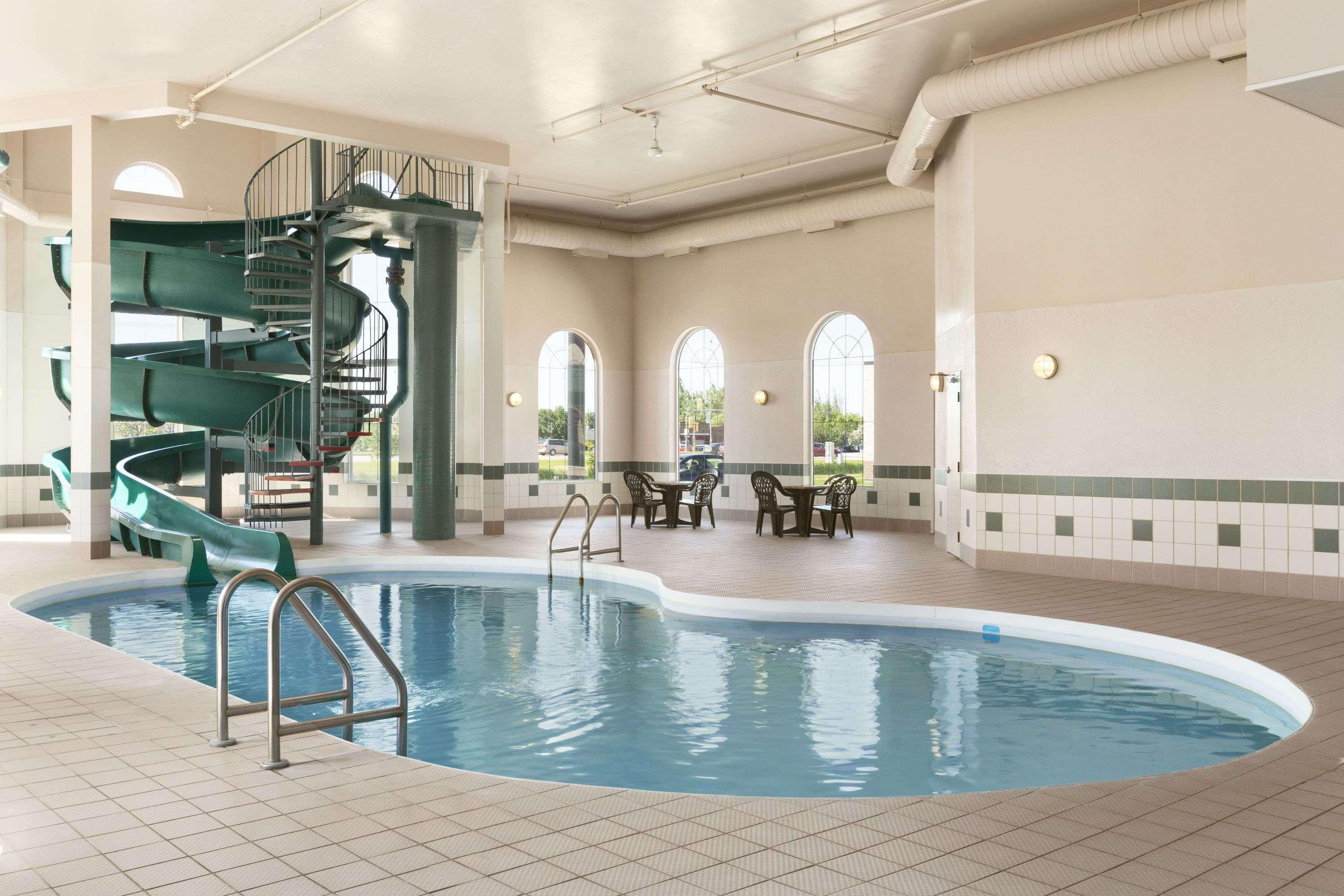 Days Inn & Suites By Wyndham Уинклер Экстерьер фото