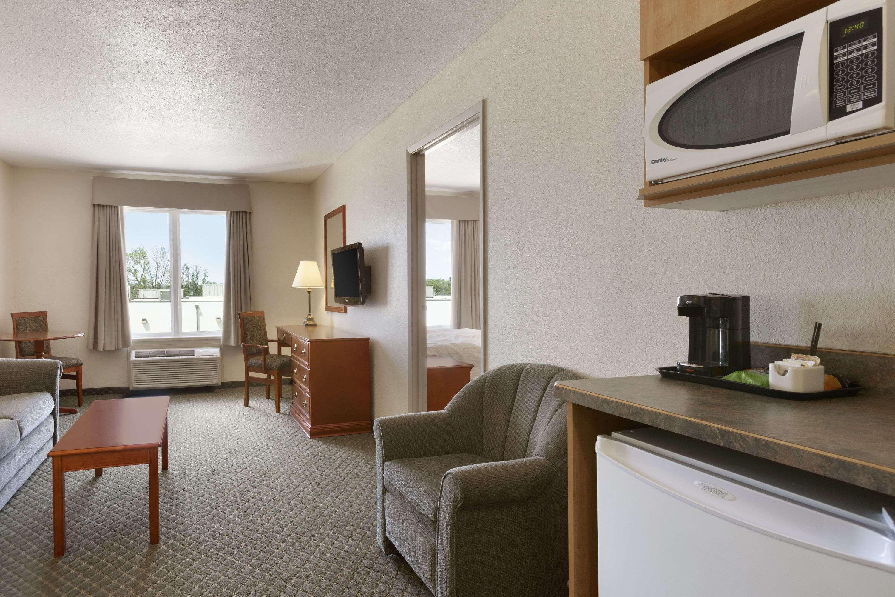 Days Inn & Suites By Wyndham Уинклер Экстерьер фото