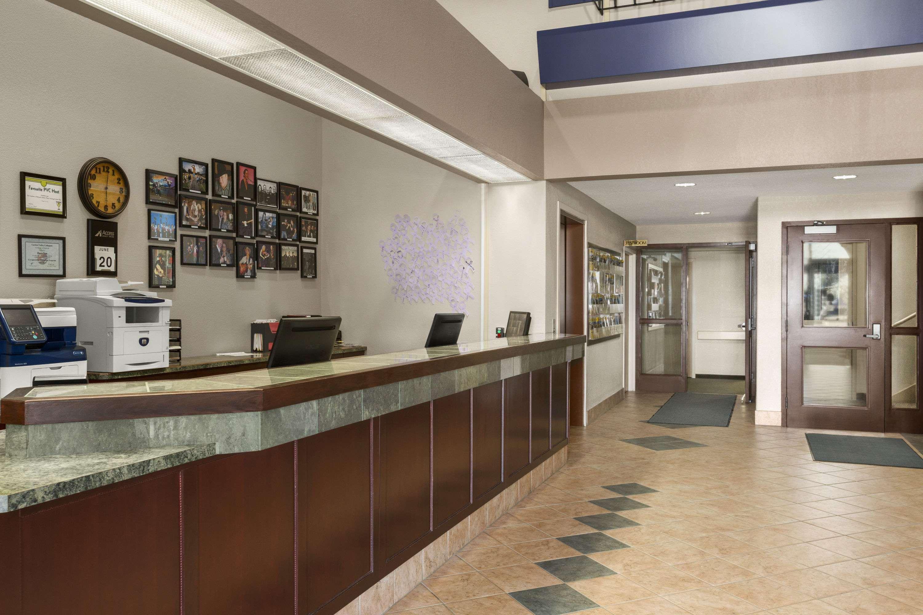 Days Inn & Suites By Wyndham Уинклер Экстерьер фото