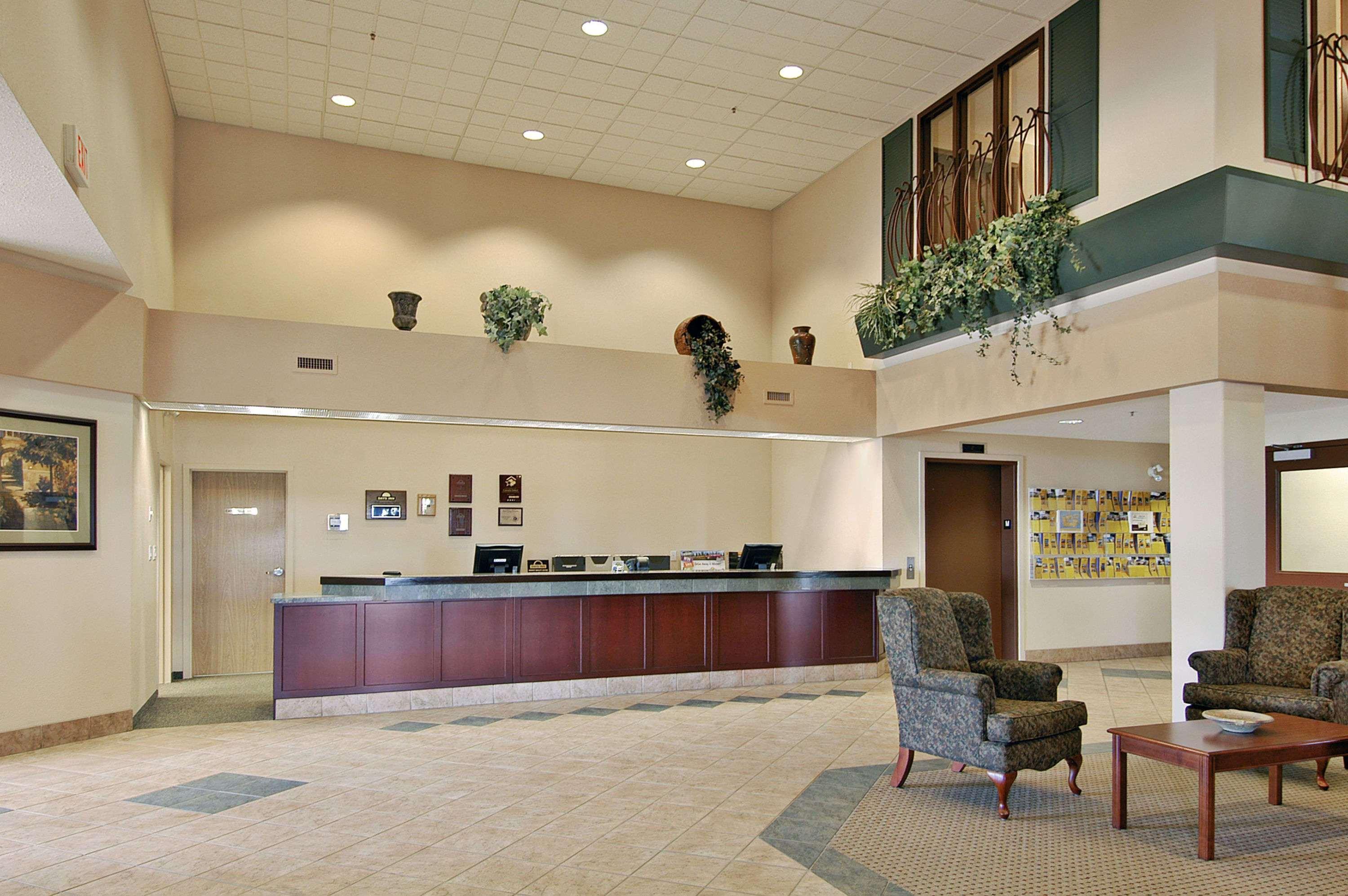 Days Inn & Suites By Wyndham Уинклер Интерьер фото