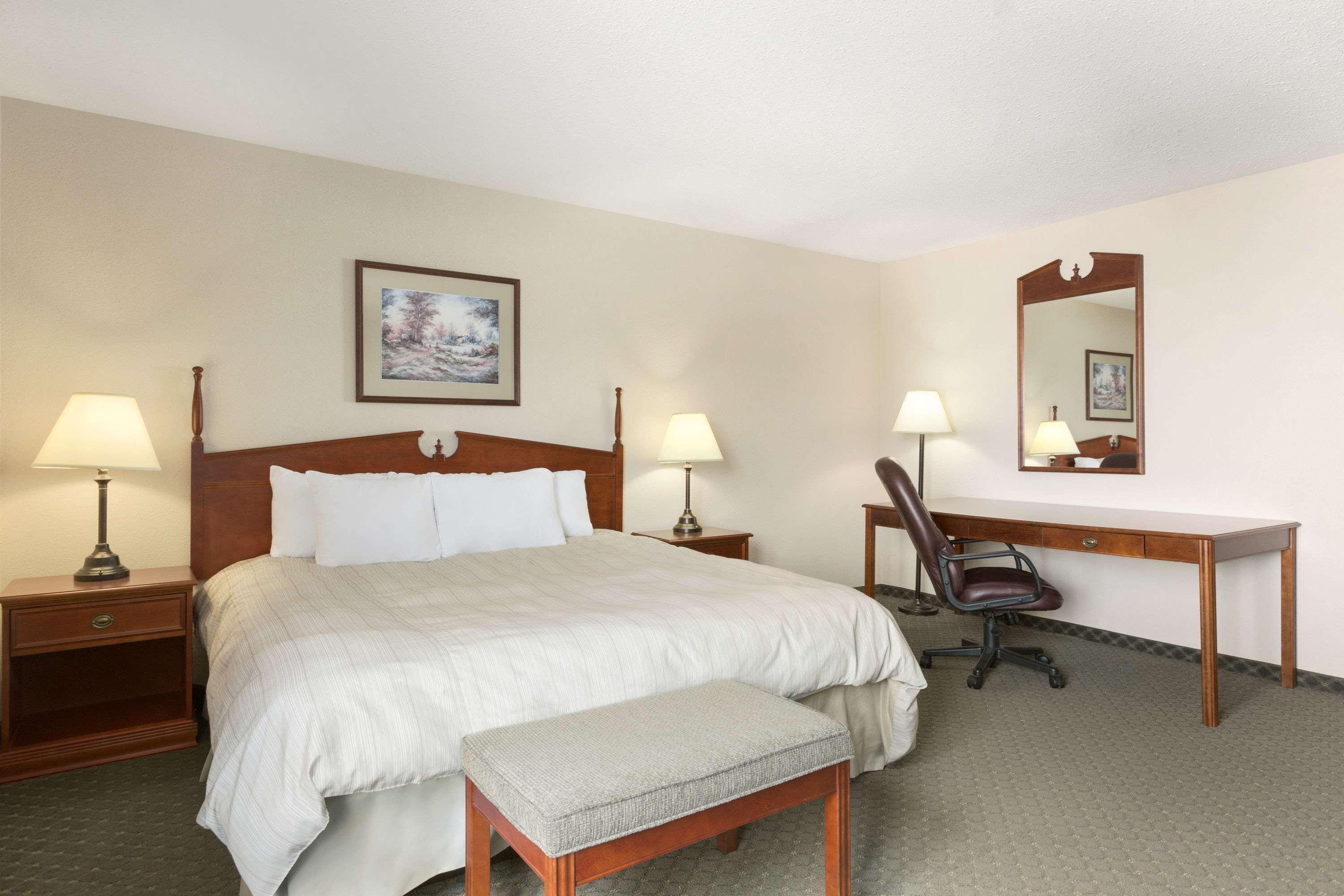 Days Inn & Suites By Wyndham Уинклер Экстерьер фото